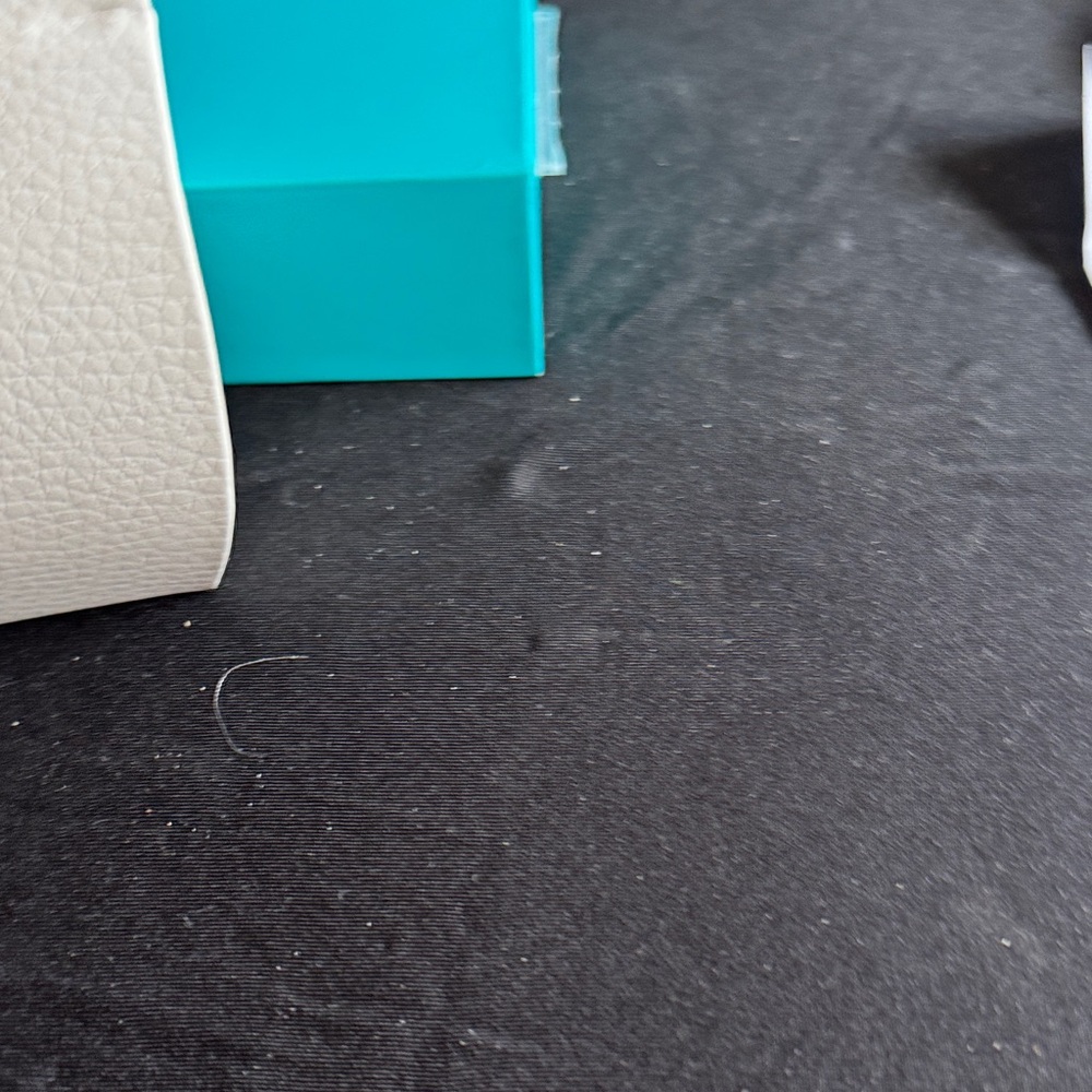 Michael Kors White Pebbled Leather Eyewear Case with Silver Logo - Picture 4 of 7